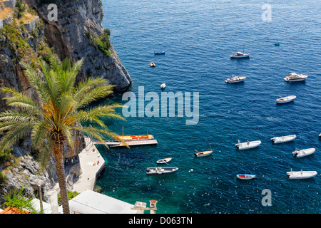 Un alto ángulo de visualización de un pequeño muelle, junto a la rocosa costa de Amalfi,Praiano, Campania, Italia
