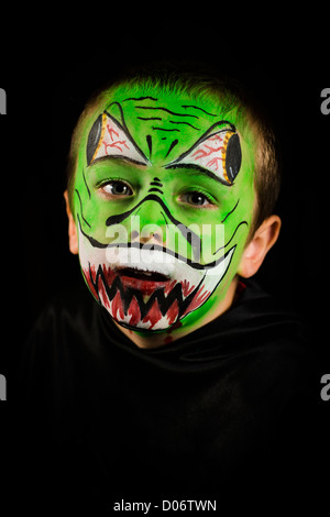 Un joven con la cara pintada de verde en tema de Halloween horror estilo UK  Fotografía de stock - Alamy