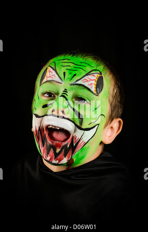 Un joven con la cara pintada de verde en tema de Halloween horror estilo UK  Fotografía de stock - Alamy
