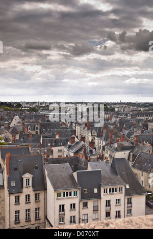 Mirando por encima de los tejados de la ciudad de Tours en Francia. Foto de stock