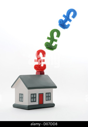 Casa con British Pound signos de chimenea volver los precios de la vivienda de propiedad de las viviendas hipotecas mercado COSTES ENERGÉTICOS VALORES VENDEDORES UK Foto de stock