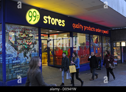 99p almacena precio ganga comprar en North Street Brighton Reino Unido los compradores pasear por la ventana en pavimento Foto de stock
