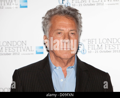 Dustin Hoffman en un Photocall en el teatro Empire para el BFI London Film Festival, Leicester Square para la película 'Cuarteto' Foto de stock