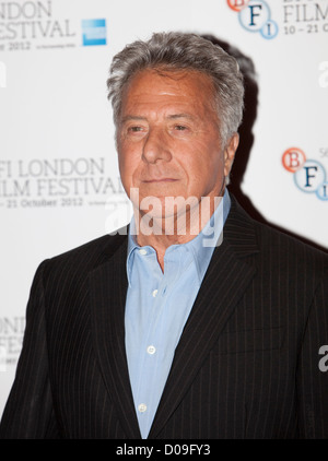 Dustin Hoffman en un Photocall en el teatro Empire para el BFI London Film Festival, Leicester Square para la película 'Cuarteto' Foto de stock