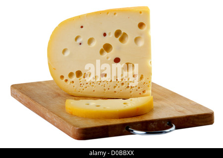 Trozo de queso aislado sobre un fondo blanco. Foto de stock