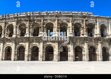 Antiguo anfiteatro romano de Nimes, Francia Foto de stock