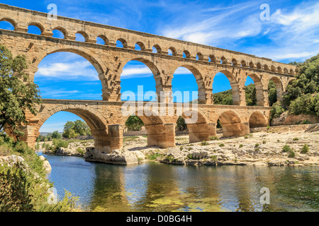 El Pont du Gard es un antiguo acueducto romano, cerca de Nimes, en el sur de Francia Foto de stock