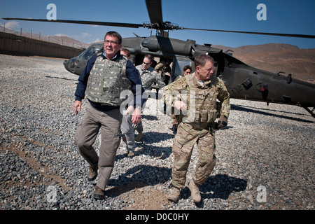 Secretario Adjunto de Defensa Ashton Carter y el General del Ejército estadounidense William Mayville llegar a combatir Outpost McClain, Afganistán, 22 de octubre de 2012. Foto de stock