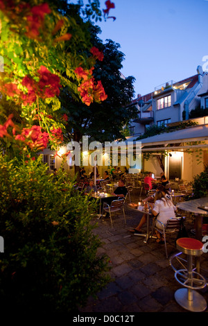 Österreich, Wien 5, Schlossquadrat, Cafe Cuadro, eines der Lokale im Schlossquadrat Gebäudekomplex ' ' Foto de stock
