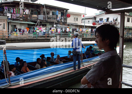 Barcas taxi o buses fluviales en un canal vinculado al río Chao Phraya EL TRANSPORTE PÚBLICO EN LA CIUDAD DE BANGKOK, TAILANDIA Foto de stock