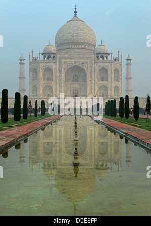 El Taj Mahal, mausoleo de mármol blanco en Agra, Uttar Pradesh, en la India Foto de stock