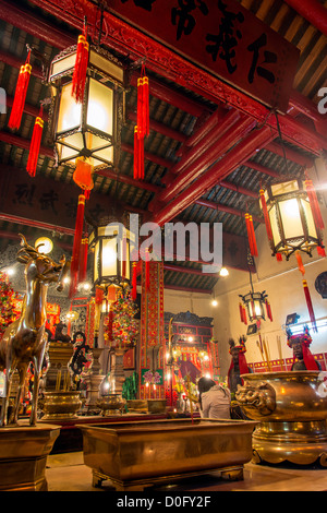 Vista interior del templo Man Mo en Hollywood Road, Hong Kong, China