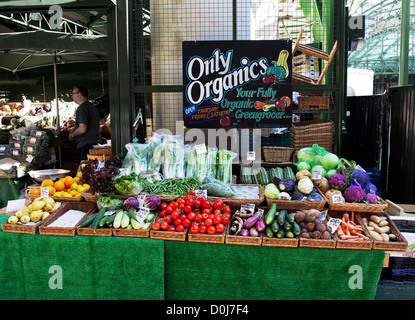 Venta de productos orgánicos en el mercado Borough Market. Foto de stock