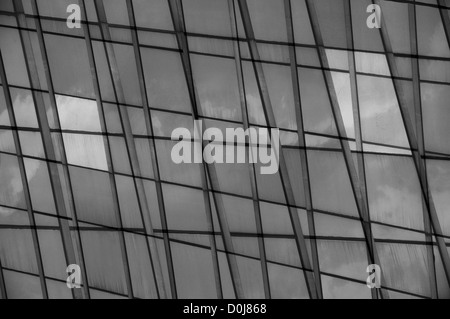 Moderno edificio de fachada de panel de vidrio de doble exposición abstracta. Blanco y negro. Foto de stock