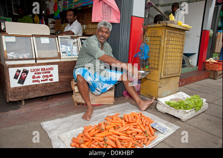 Vendedor de verduras en las calles de Kandy, Sri Lanka Foto de stock