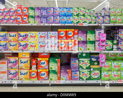 Cajas de detergente en polvo de venta en un supermercado británico Foto de stock