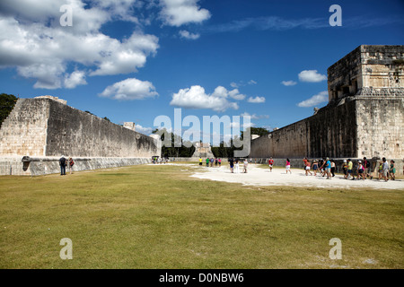 El gran campo de pelota en Chichén Itzá para jugar el juego de pelota mesoamericano. Al final es el Templo del Hombre Barbado Foto de stock