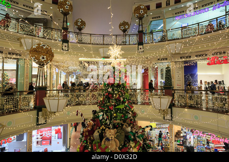 Árbol de Navidad y adornos en el centro comercial Forum Steglitz, en Berlín, Alemania. Foto de stock