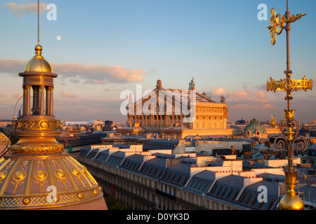 Atardecer en el Palais Garnier - La Casa de la Ópera - vista desde la parte superior de Printemps, París Francia Foto de stock