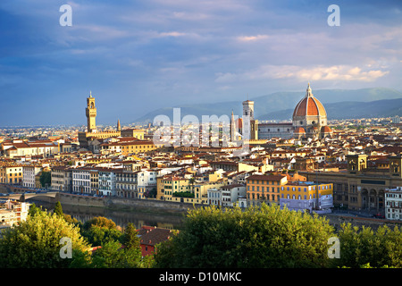 Vista panorámica de Florencia con el Palazzio Vecchio y el Duomo, Italia Foto de stock