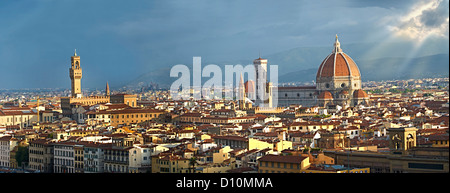 Vista superior del techo panorámico con el Palazzio Vecchio de Florencia y el Duomo, Italia Foto de stock