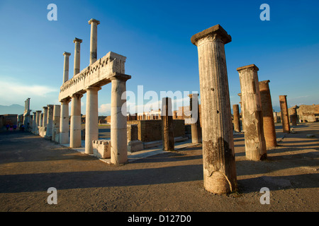 Pilastras y columnas corintias de la columnata en el Foro Romano de Pompeya. Foto de stock