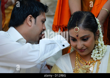 Una Boda Hindu En La India Atar El Nudo Fotografia De Stock Alamy