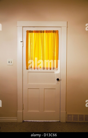 Puerta interior de 1920 Cortijo con cortinas amarillas en la ventana; el  Parkland County Alberta Canada Fotografía de stock - Alamy