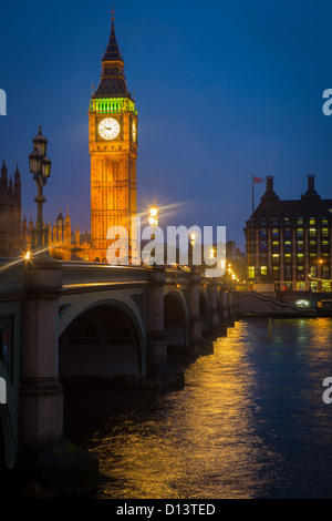 Westminster Bridge en la noche con el Big Ben y las Casas del Parlamento, en la otra orilla del Támesis