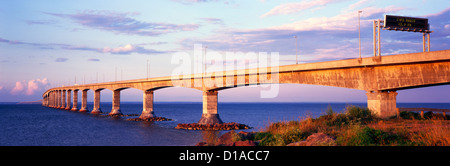 Confederación puente que cruza el estrecho de Northumberland, Nuevo Brunswick, Isla del Príncipe Eduardo a PEI, Canadá - Vista panorámica Foto de stock