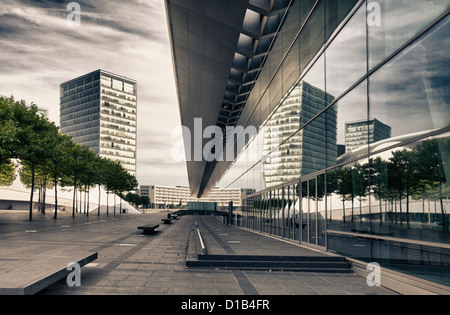 La arquitectura moderna, los reflejos en las ventanas del Centro de Congresos y la Place de l'Europe, Kirchberg, Luxemburgo, Europa