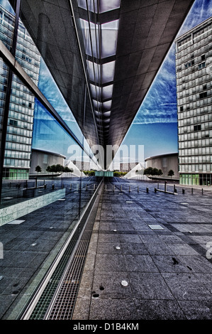 La arquitectura moderna, los reflejos en las ventanas del Centro de Congresos y la Place de l'Europe, Kirchberg, Luxemburgo, Europa