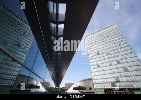 La arquitectura moderna, los reflejos en las ventanas del Centro de Congresos y la Place de l'Europe, Kirchberg, Luxemburgo, Europa