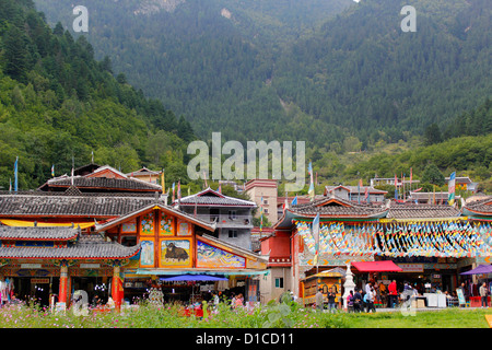 Shuzheng Village, en la reserva natural del valle de Jiuzhaigou, en el norte de Sichuan, suroeste de China Foto de stock