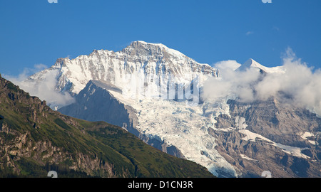 El famoso monte Jungfrau en los alpes suizos Foto de stock