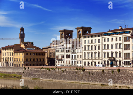 Italia. Florencia. Casas antiguas en el terraplén del río Arno Foto de stock