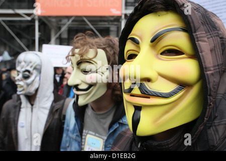 Los manifestantes portando máscaras de Guy Fawkes del movimiento anónimo, basada en un personaje de la película V de Vendetta, París, Francia
