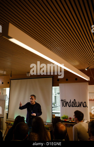 14/12/12 el chef Ferran Adrià da discurso en el restaurante Tondeluna, Logroño, La Rioja, España. Foto de stock