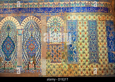 Paneles de azulejos decorativos del harén en el Palacio Topkapi, Estambul, Turquía Foto de stock