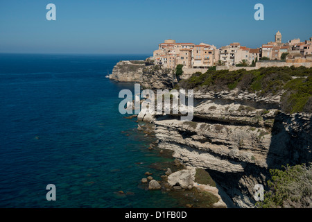 La Haute Ville encaramadas en acantilados de piedra caliza en Bonifacio, Córcega, Francia, el Mediterráneo, Europa