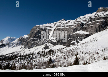 Las rocas cubiertas de nieve en los Alpes franceses, Plateau d'Assy, Alta Saboya, Francia, Europa Foto de stock