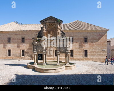 Patrimonio de la Humanidad Baeza ,Andalucía España, arquitectura renacentista en su máxima expresión, y la fachada del palacio de Trevi, la Plaza de Santa Maria Foto de stock