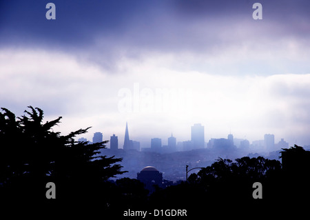 Puente Golden Gate Bridge y la ciudad de San Francisco, en el mar de bruma sobre la bahía Foto de stock