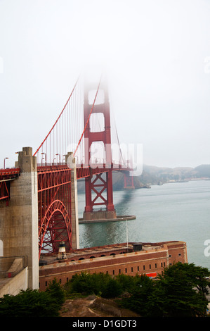 Puente Golden Gate Bridge y la ciudad de San Francisco, en el mar de bruma sobre la bahía Foto de stock