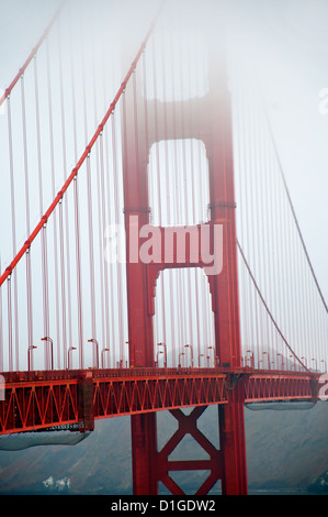 Puente Golden Gate y la ciudad de San Francisco en la niebla del mar sobre la bahía Foto de stock