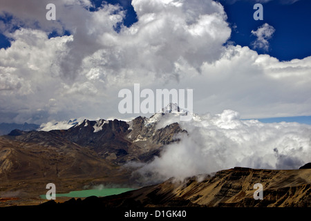 Monte Huayna Potosí visto desde el monte de Chacaltaya, Calahuyo, Cordillera Real, Bolivia, los Andes, América del Sur Foto de stock