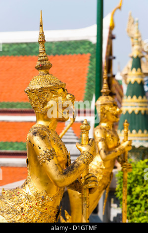 Dos estatuas de oro guardián, en el Gran Palacio de Bangkok, Tailandia, el sudeste de Asia, Asia Foto de stock