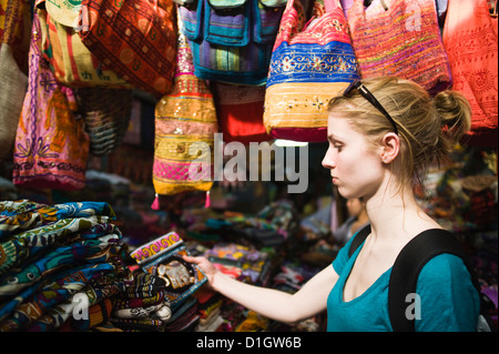 Compras turísticas en el mercado Khaosan Road en Bangkok, Tailandia, el sudeste de Asia, Asia Foto de stock