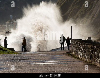 Teignmouth, Devon, Inglaterra. El 21 de diciembre de 2012. Punto Sprey en Teignmouth con un mar agitado y olas. Foto de stock