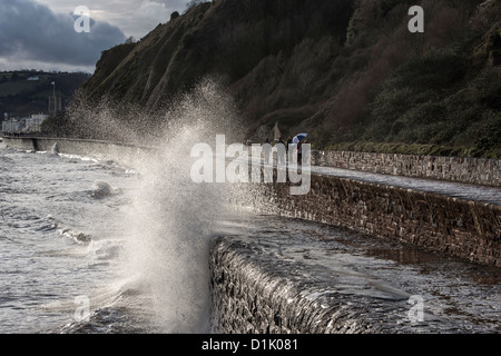 Teignmouth, Devon, Inglaterra. El 21 de diciembre de 2012. Punto Sprey en Teignmouth con un mar agitado y olas. Foto de stock